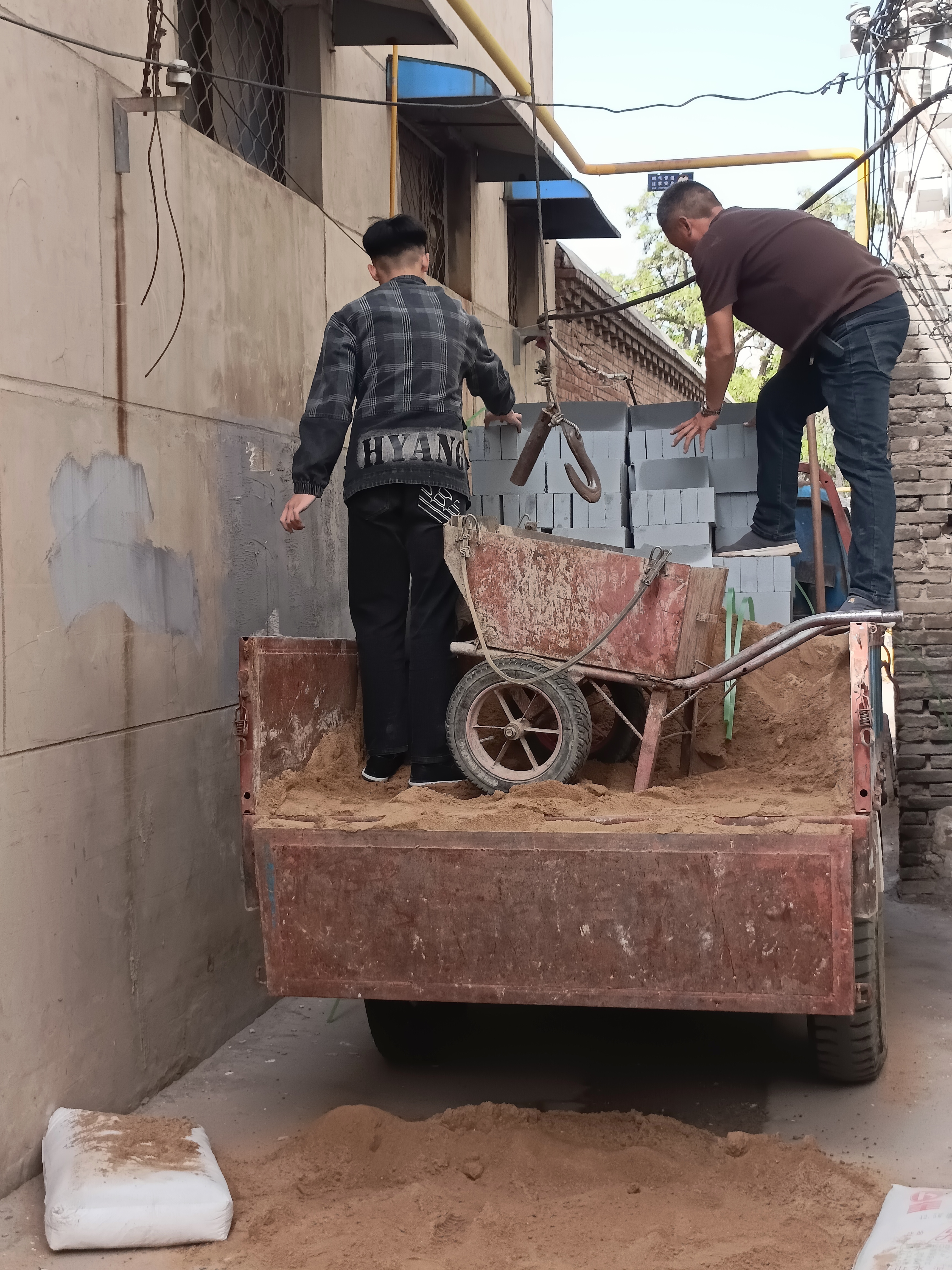 五个人的团队里,有个长相清秀的小男孩,看样子20岁不到