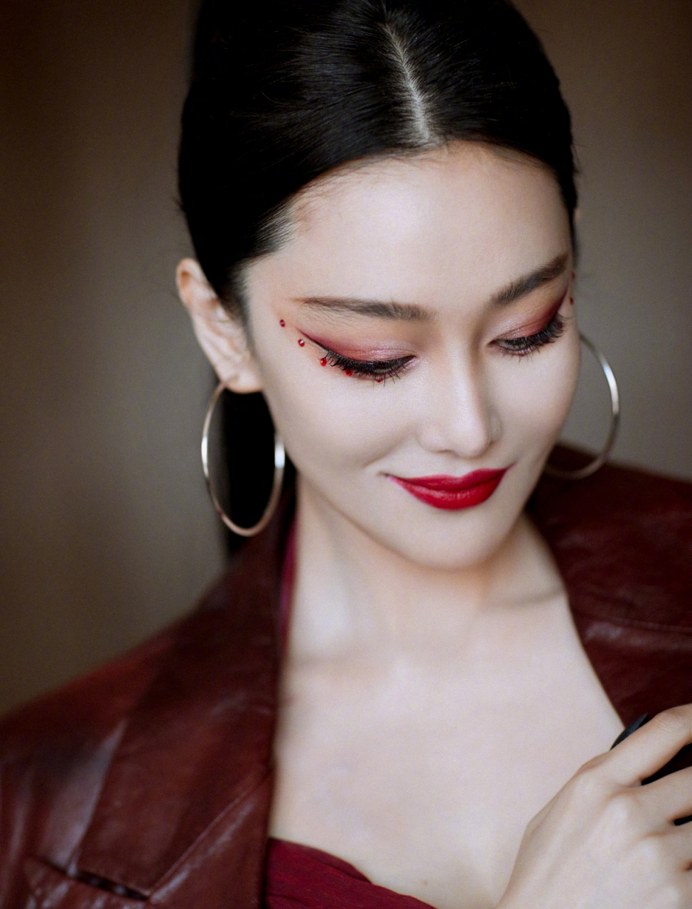 张馨予红色抹胸裙好美呀,青春靓丽优雅迷人,大长腿更是满满的诱惑力!