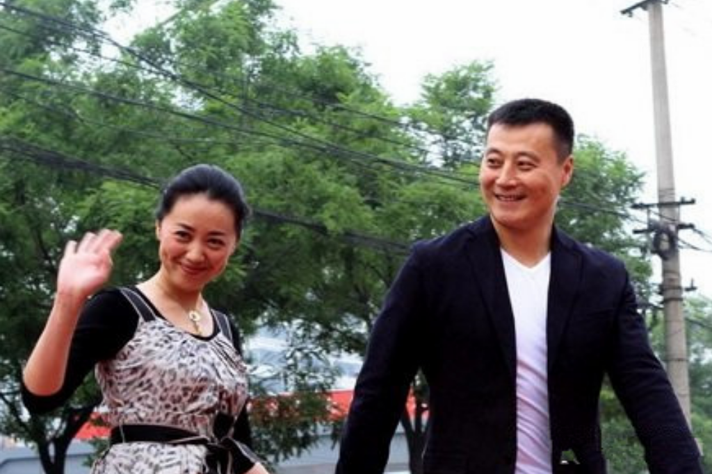 回顾演员任程伟娶黄蕾为妻成名后不弃患难妻一家四口很幸福