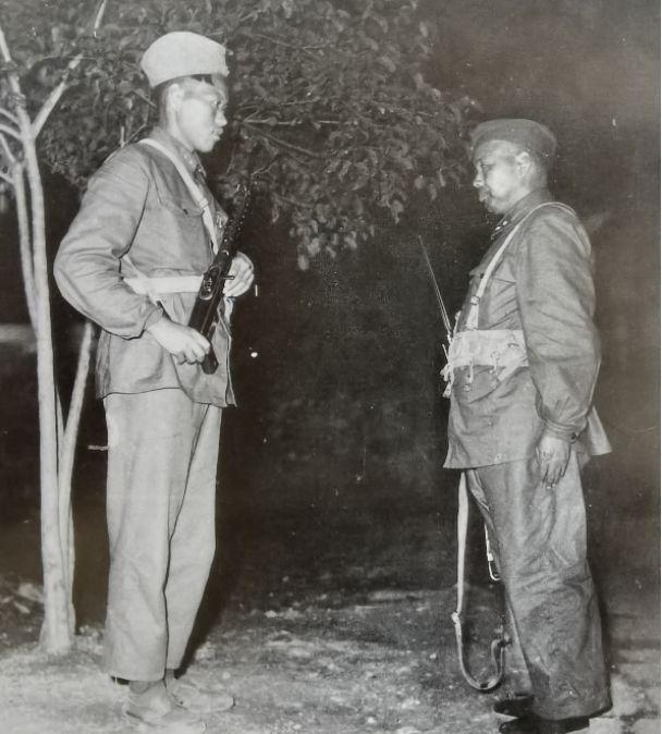 2月,昆明军区第十三师的政委何云峰大校和副师长张化民去到连队当战士