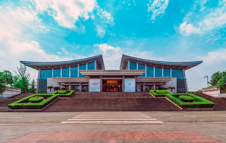 父亲画人体让18岁女儿做模特还6年内不准谈恋爱现如今呢