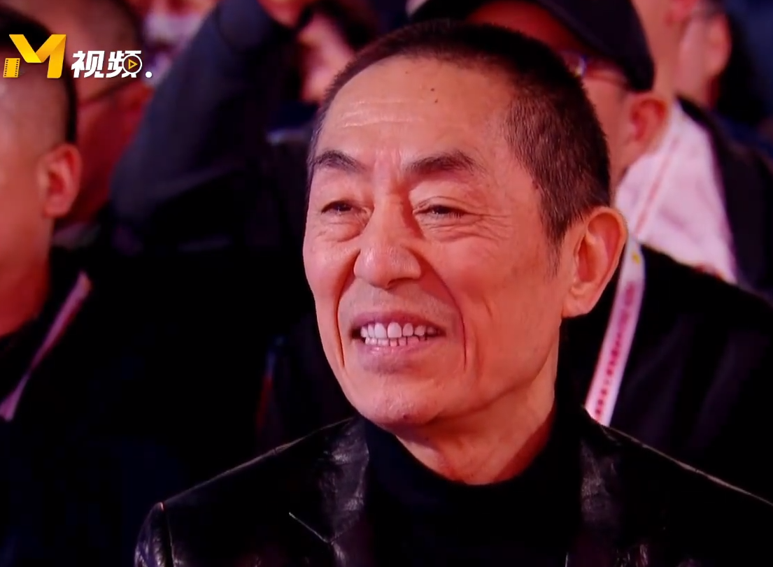 成龙获年度国际影响力 台下掌声雷动