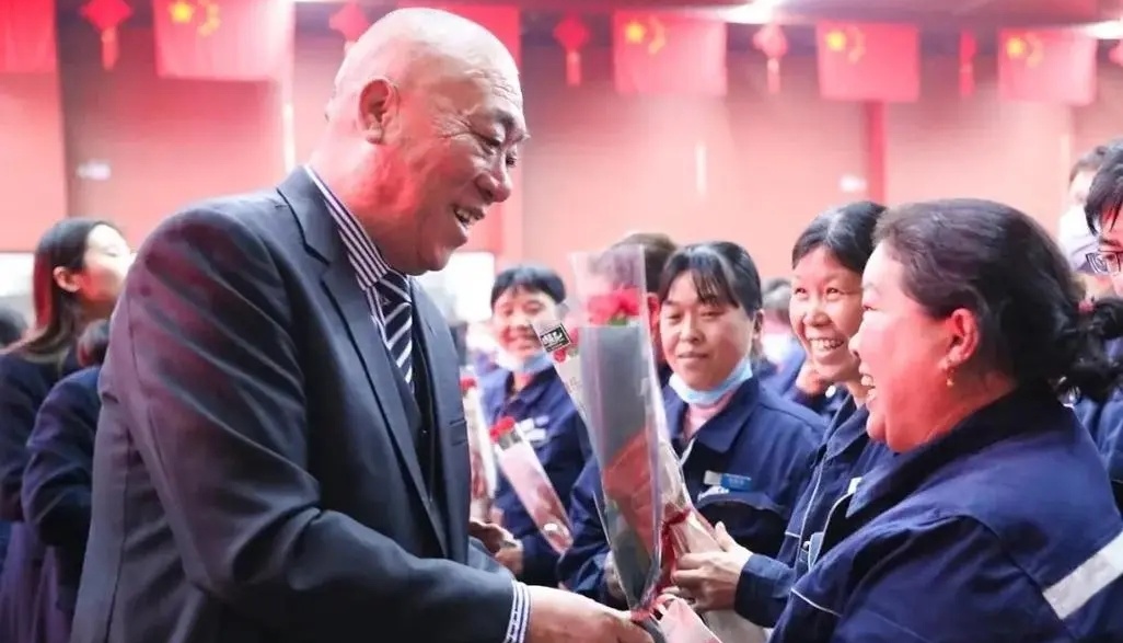 一言不合就发钱年终奖狂发1个亿他是全网最爱发钱的老板