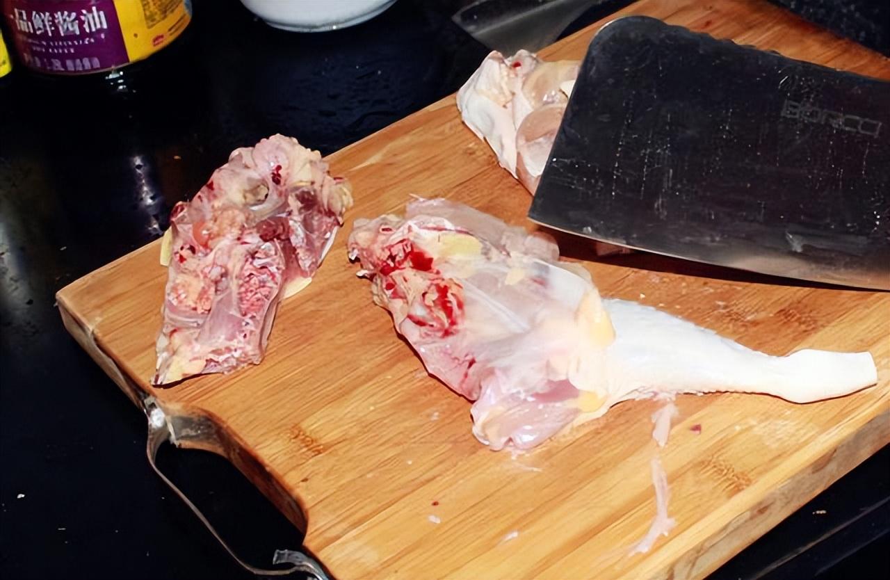 河南一男子去菜市场买鸡到家煲鸡汤时发现肚子里有个缠丝玛瑙