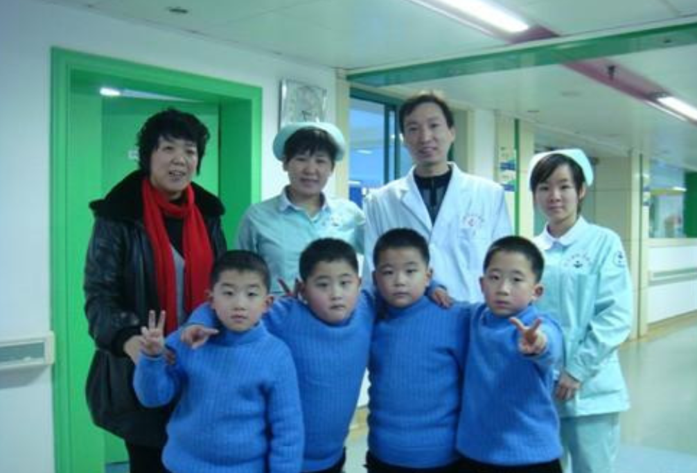 回顾首例全男4胞胎多年前大难不死高考金榜题名后感恩医院