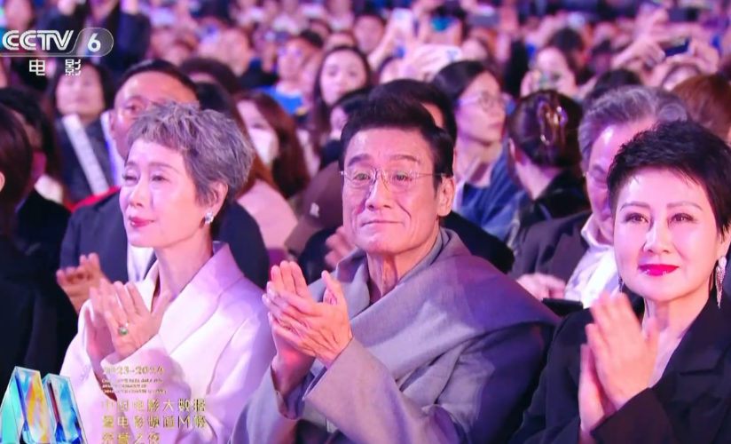 成龙获年度国际影响力 台下掌声雷动