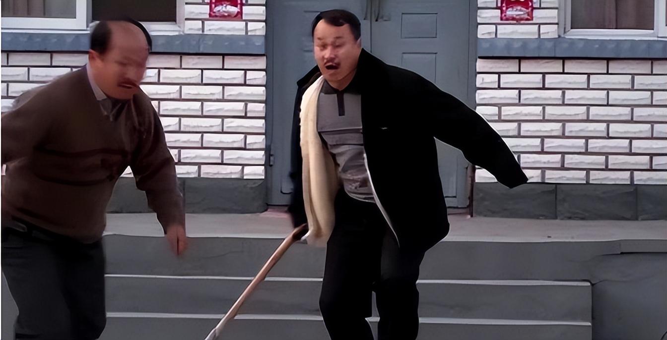 作妖的谢广坤一副天不怕地不怕的混不吝,但他也怕亲家王老七的铁锹