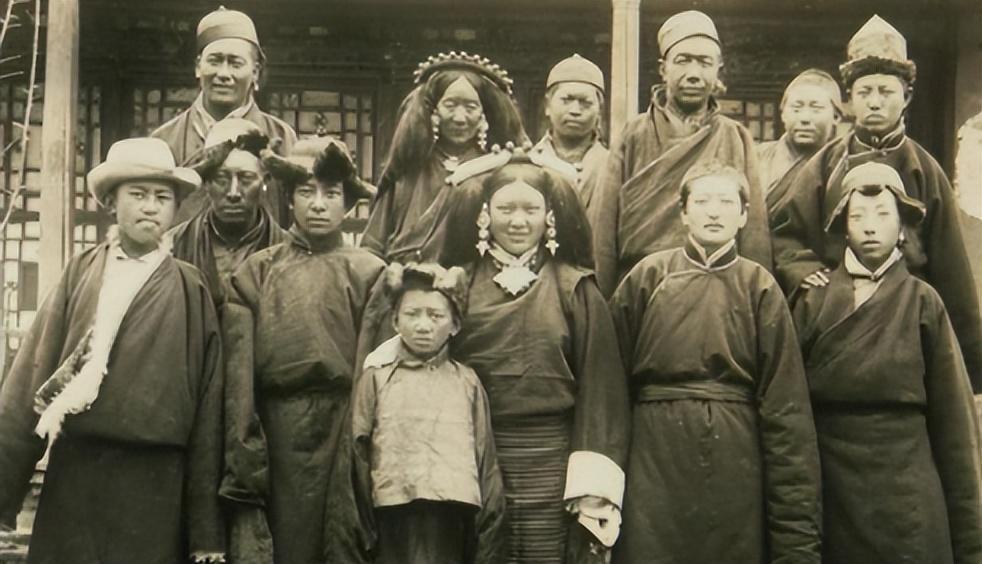 农奴地位卑微,与牛马同栖,生活艰辛.