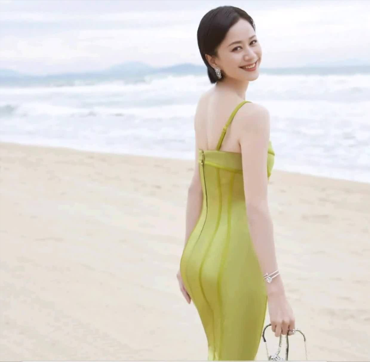 虽然倪虹洁当年刚出道的时候就拍过一条著名的内衣广告.