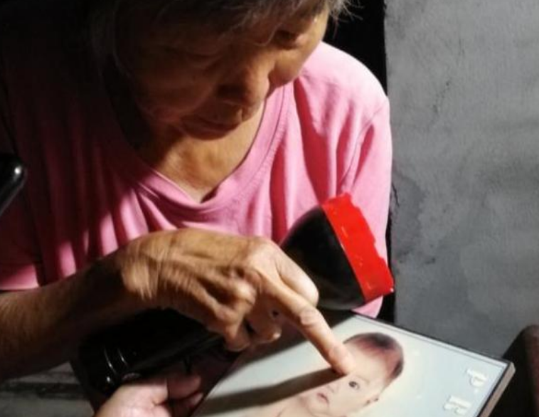 06年河南男婴眉心长胎记夜里呈月牙状算完命后神秘失踪