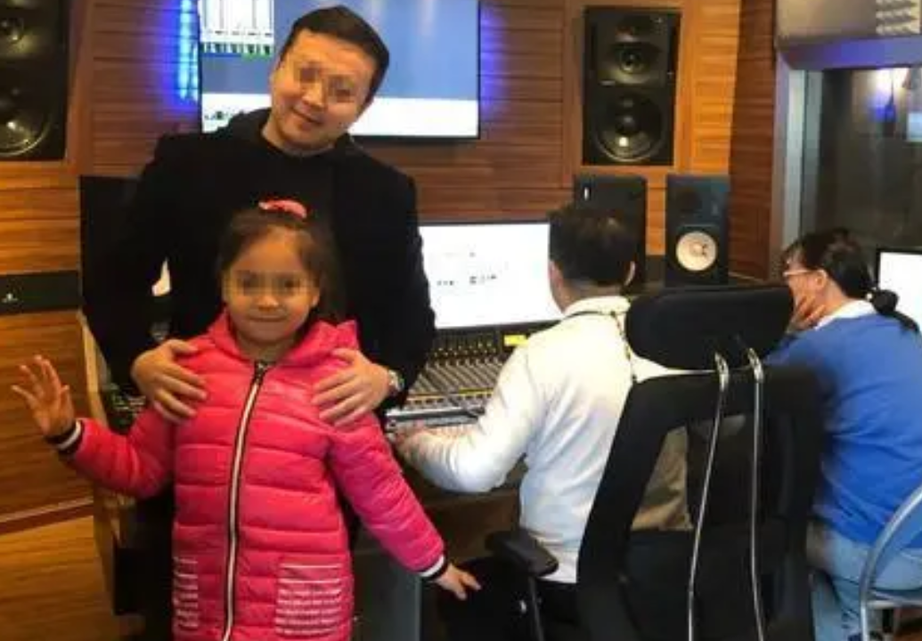 2015年四川知名主持人路边方便10分钟后只剩下一只高跟鞋