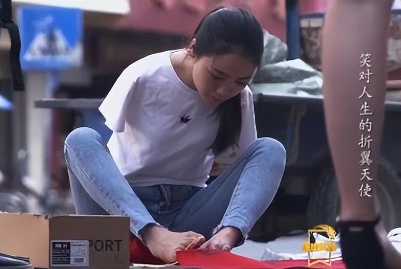 回顾陕西女孩杨佩9岁失去双臂靠乞讨为生多年后逆袭身价千万