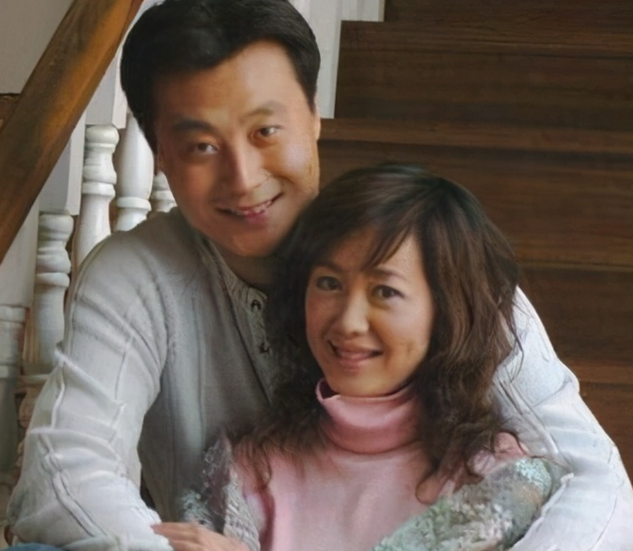 回顾演员任程伟娶黄蕾为妻成名后不弃患难妻一家四口很幸福