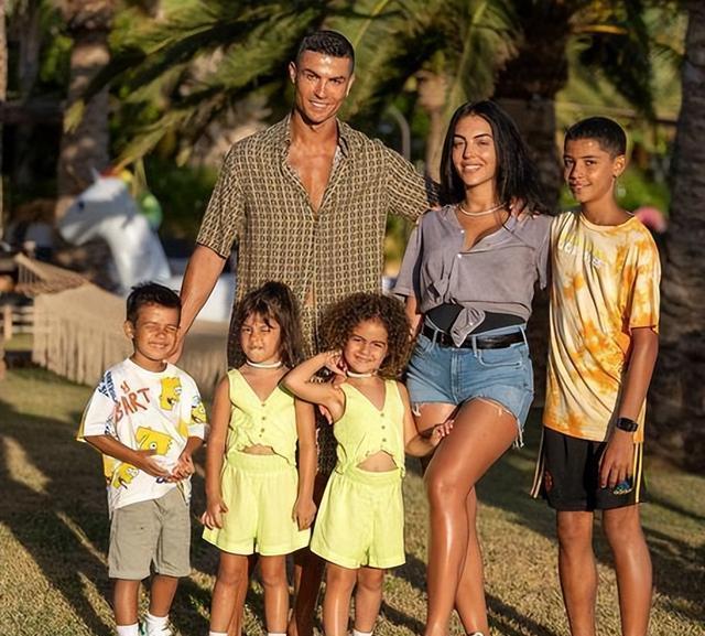 c罗的风流史,钟爱模特细腰肥臀,不生7娃不停歇