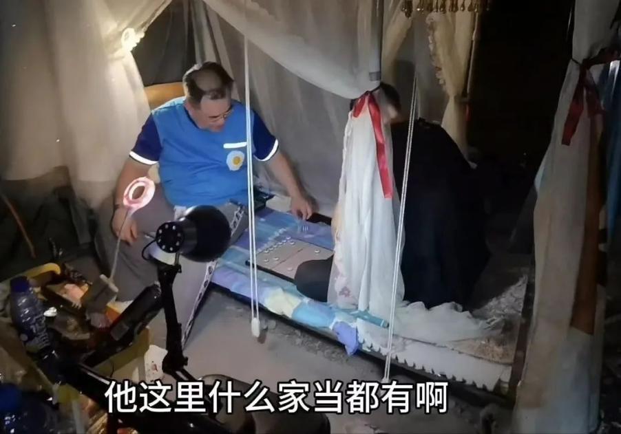 回顾住桥洞的人上一天班挣150块没房贷没车钱根本花不完
