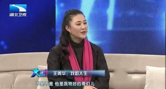 这对红男绿女渐渐越走越近.