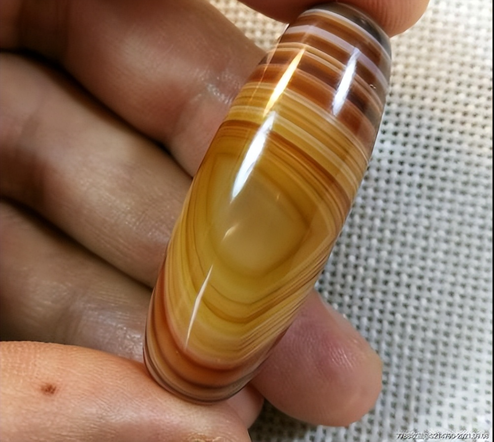 河南一男子去菜市场买鸡到家煲鸡汤时发现肚子里有个缠丝玛瑙