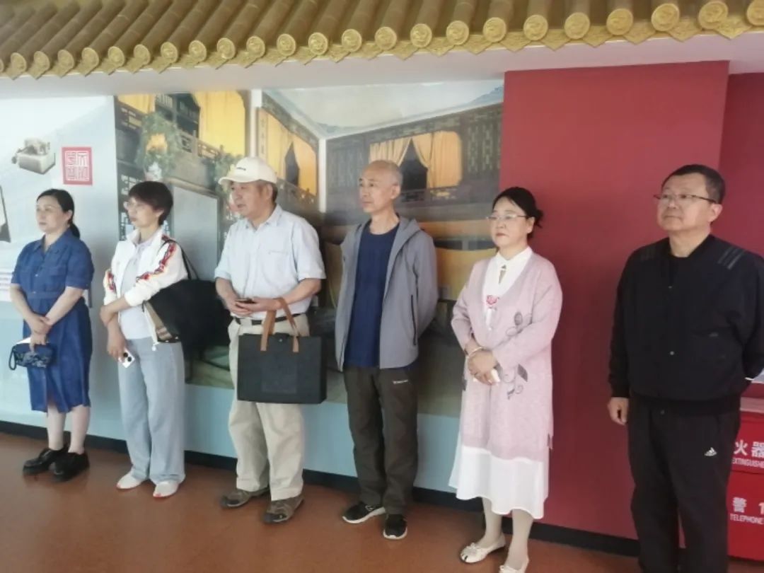 (侯委员爱人),侯一兵委员(本文作者),省图馆长张俊平图注(上述三张)