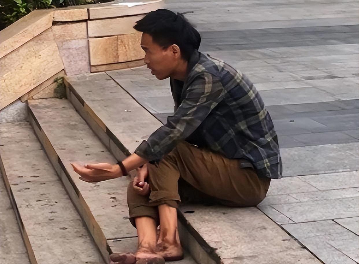 回顾亏光千万华强北手机王子变疯癫流浪汉他经历了什么