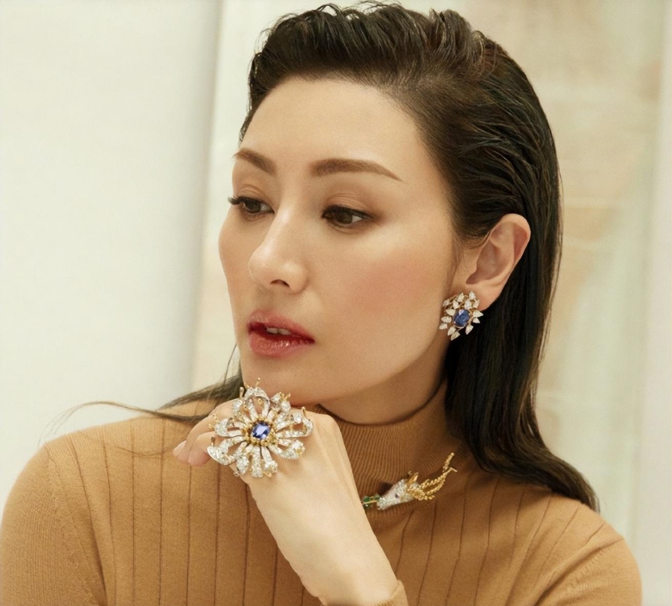 2011年李嘉欣生下了儿子坐实了豪门阔太的位置.