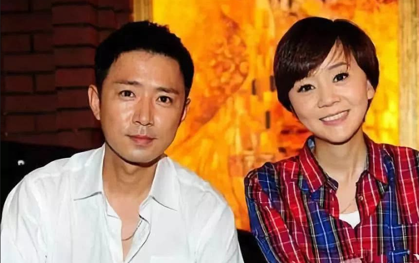 剧外的高鑫也是出自名门,母亲是上戏的教师,外婆慕容婉儿是名满上海滩