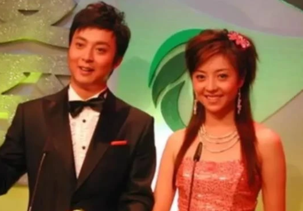 2015年四川知名主持人路边方便10分钟后只剩下一只高跟鞋