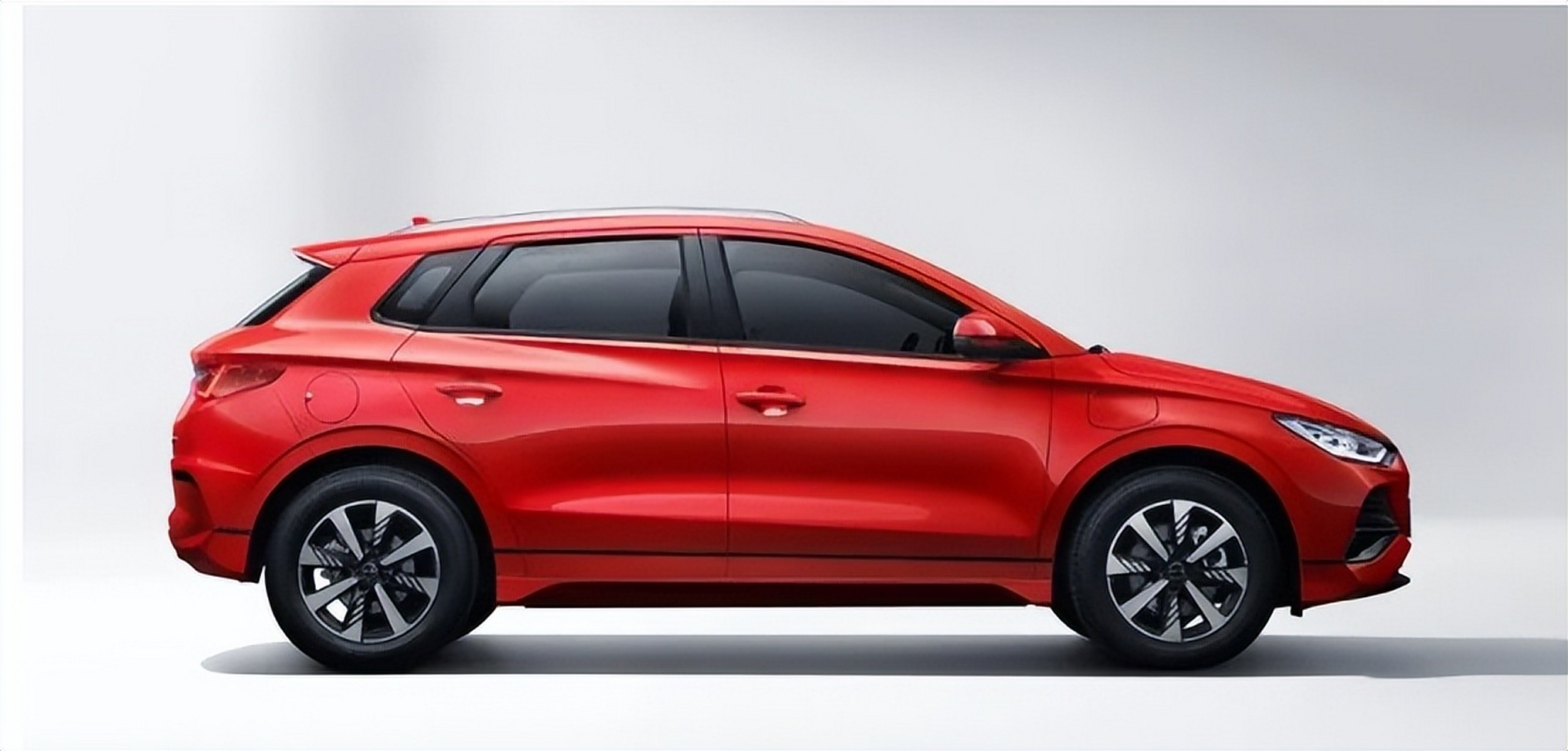 比亚迪e2是一款入门级纯电动车,价格亲民,外观时尚,内饰简约,配备实用