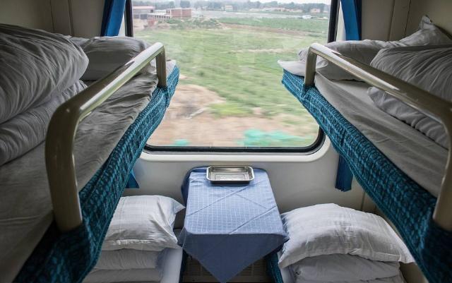 在火车卧铺上睡觉时,头朝着过道和窗户哪个好?现在知道还不晚