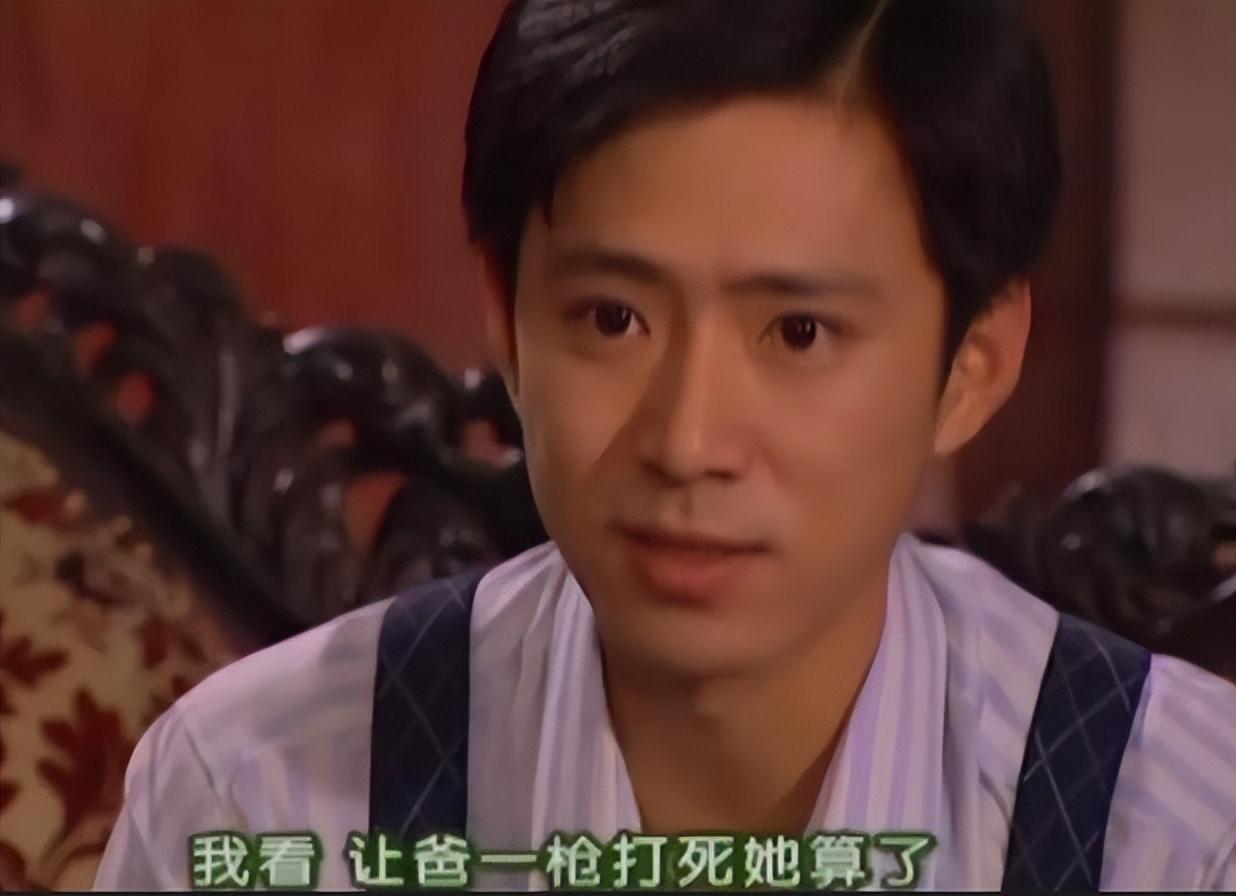 温文尔雅,气质不凡,一举一动都有着富家子弟良好的教养与高贵的气质