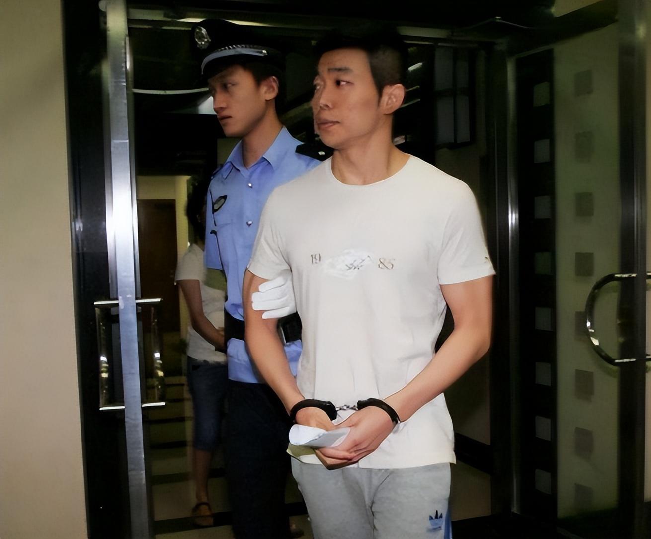但是周成海是深爱着白静的,他还是希望能继续与白静过下去.
