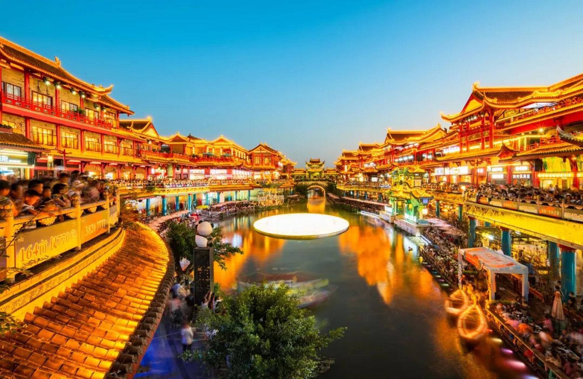 四川眉山市的东坡印象水街融合眉山文化和自然山水,呈现宋代建筑风格