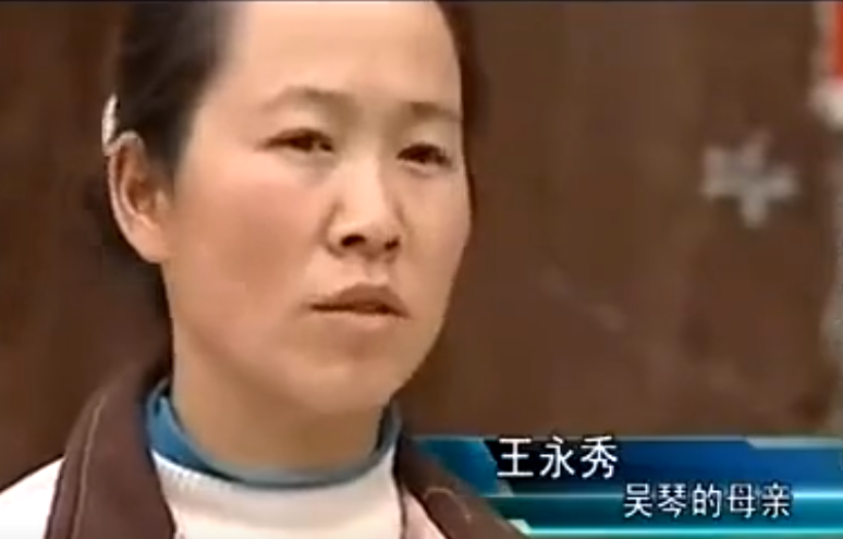 原本只是学校当中正常的一堂课,但却因为吴琴诡异的行为打破了这堂课