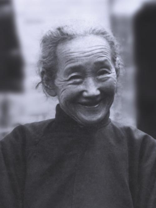 许世友回乡探母准备杀死亲叔叔母亲下跪求情过去不要再提了