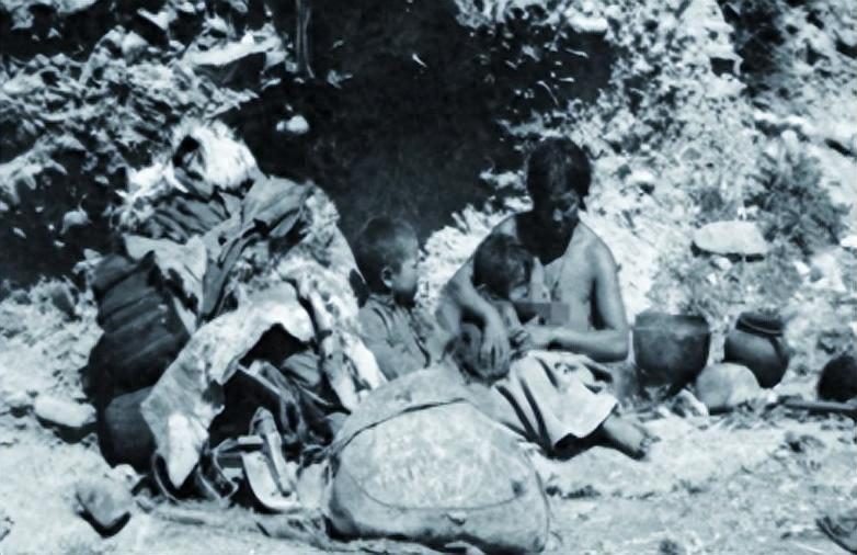 罕见老照片体态丰满的新疆女人裸着上身的西藏女奴给孩子喂奶