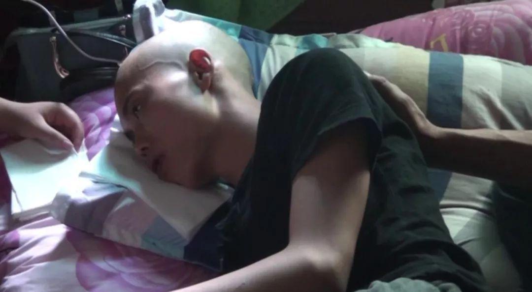 接到父亲电话的种种表现,要么是不耐烦地挂断,要么就是满脸愧疚的表情