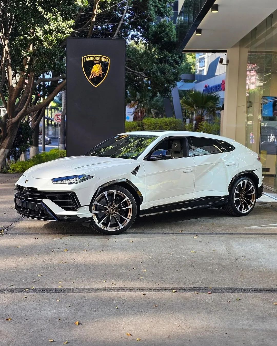 兰博基尼urus,这辆源自意大利超级跑车制造商的首款全尺寸suv,一经