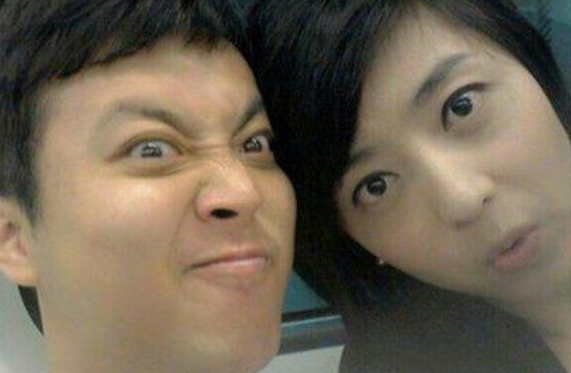 2015年四川知名主持人路边方便10分钟后只剩下一只高跟鞋