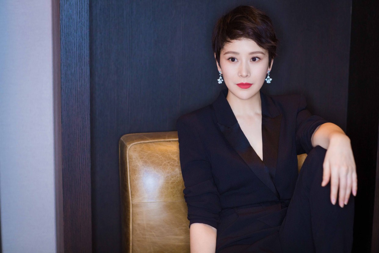 海清原名黄怡,1977年出生于江苏南京,7岁时就出演过电视剧,可谓是童星