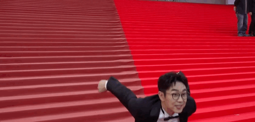 走红毯时,首度入围金像奖的大鹏,兴奋到原地起跳,看呆了旁边的工作