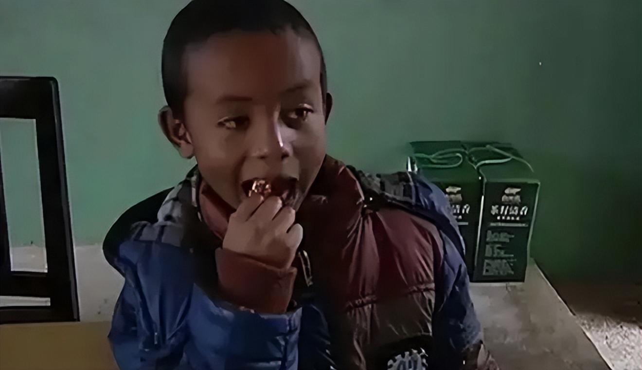 还学会了一口流利的兰溪方言,可看着眼前乖巧懂事的巴比,盛美娟却陷入