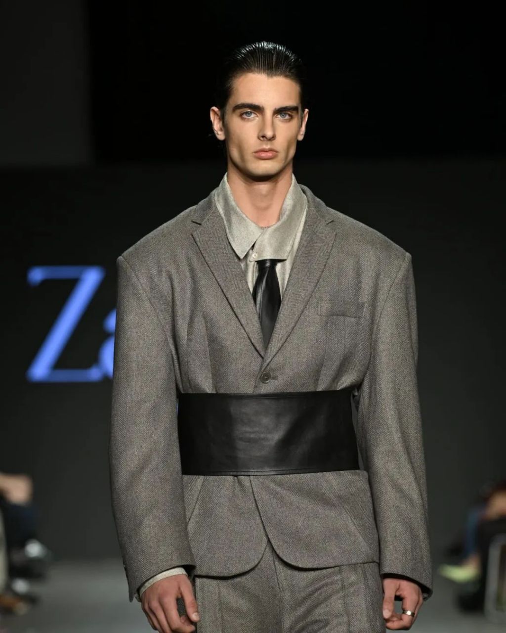 伊朗男模samuel gousheh在温哥华时装周上闪亮登场,外貌出众,气质端庄