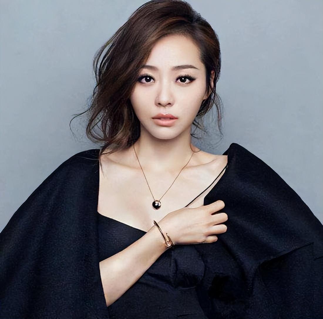 张靓颖:冯柯买近千万的豪宅,却不允许我给母亲买1条项链