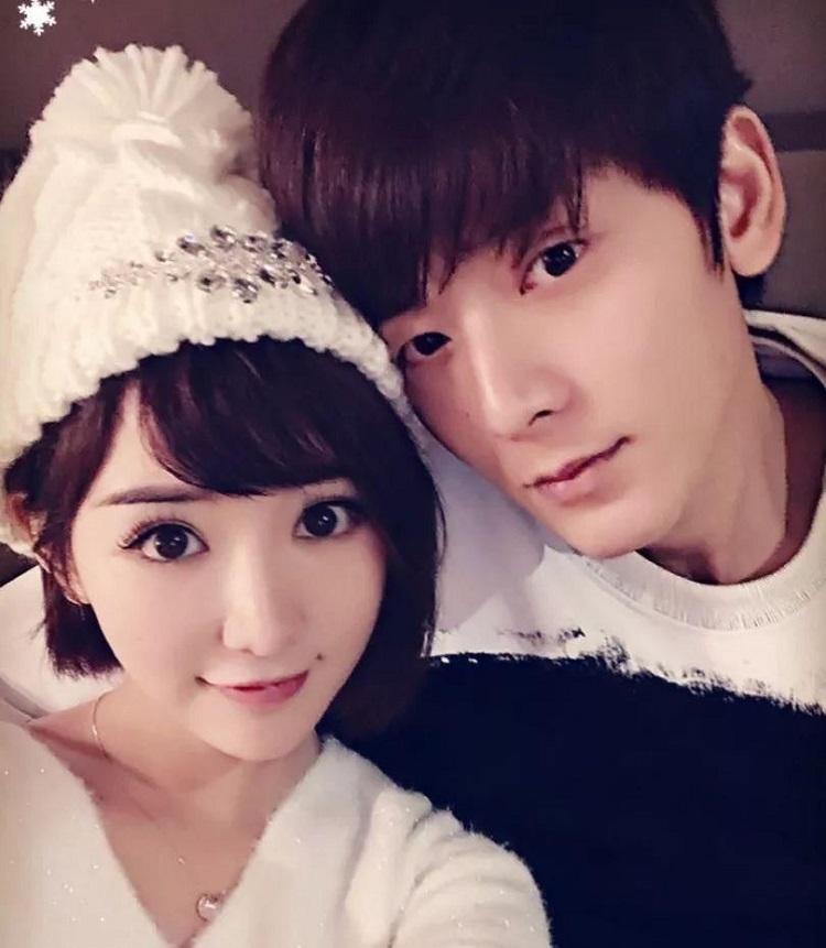 录音中,毛晓彤本人情绪也是相当稳定,在发现男友不穿衣服出现在江铠同