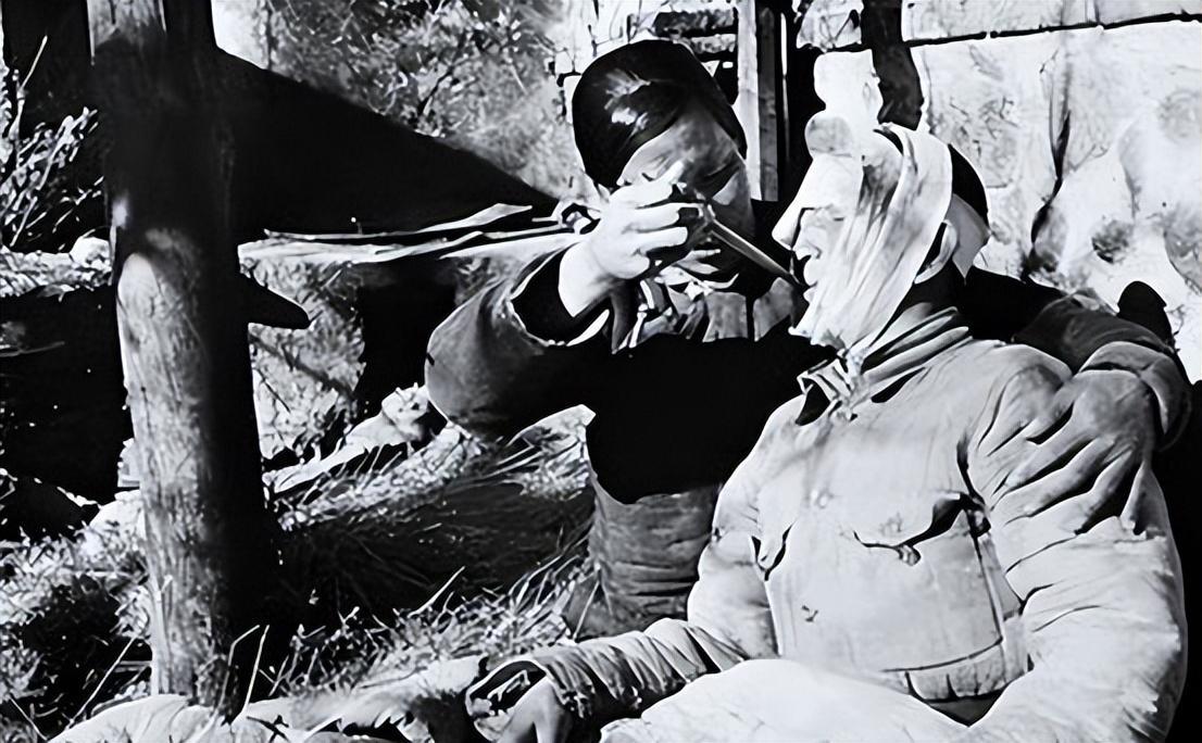 1936年红军团长被战友掩埋后一大娘路过为他治疗剪掉他的腐肉