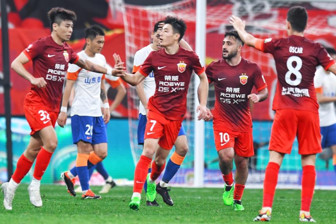 强强对话！中超赛场上演巅峰对决(足球赛场搞笑瞬间)