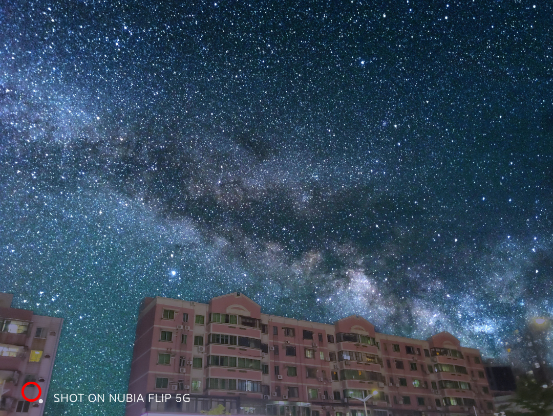 努比亚首款折叠屏nubiaflip和百元机nubia小牛上手体验