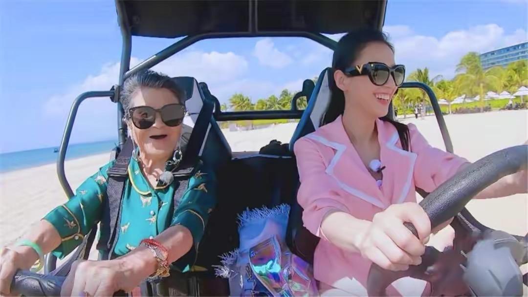 回顾杨子母亲刘丽芹前儿媳太强势自己心中完美儿媳是黄圣依