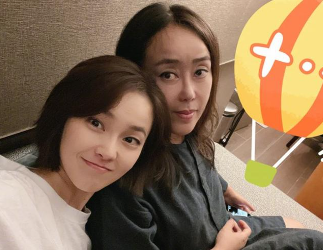 演员张佳宁撮合亲妈再婚不原谅生父张晓龙拿她当亲女儿