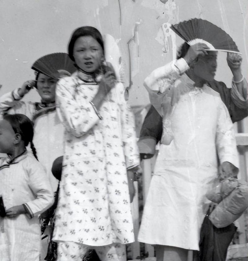 农奴地位低微,如同会说话之牲口,生活悲惨.