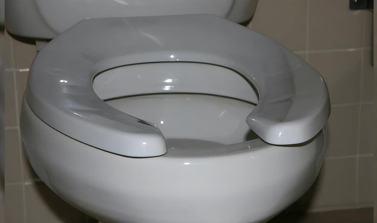 同样是马桶,为什么美国的马桶有个缺口?方便了男性还是女性